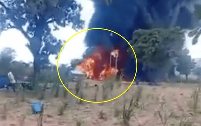 지난 21일 나이지리아 북부 니제르주 도로에서 유조트럭이 폭발해 최소 35명이 숨졌다. 엑스 캡처