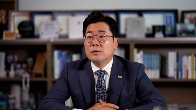 박찬대 더불어민주당 의원이 21일 서울 여의도 국회 의원회관에서 최근 캄보디아 사태와 관련해 서울신문과 인터뷰하고 있다.