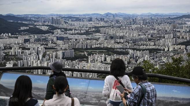 경기 광주시 남한산성에서 바라본 서울의 아파트 단지 모습. 서울신문 DB