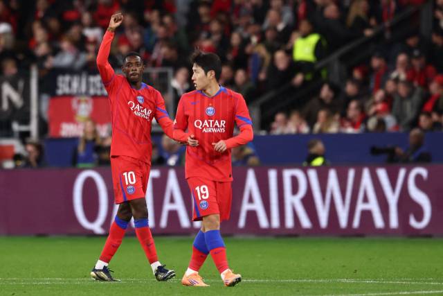 골을 넣고 세레머니를 하는 우스만 뎀벨레(왼쪽)와 이강인. AFP연합뉴스