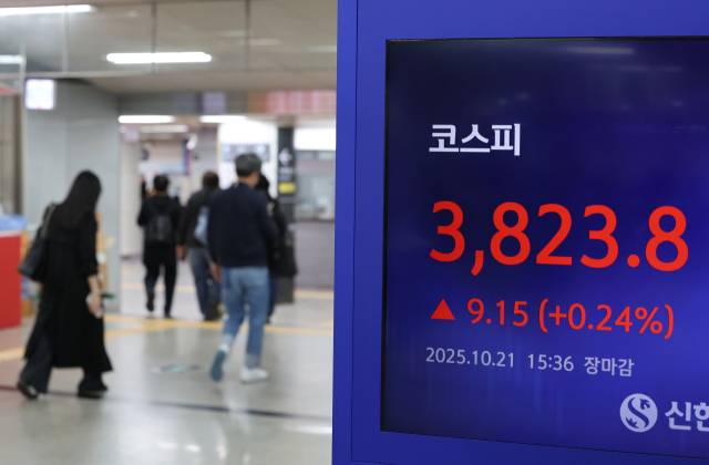 21일 서울 지하철 5호선 여의도역에 코스피 지수가 표시돼 있다. 연합뉴스