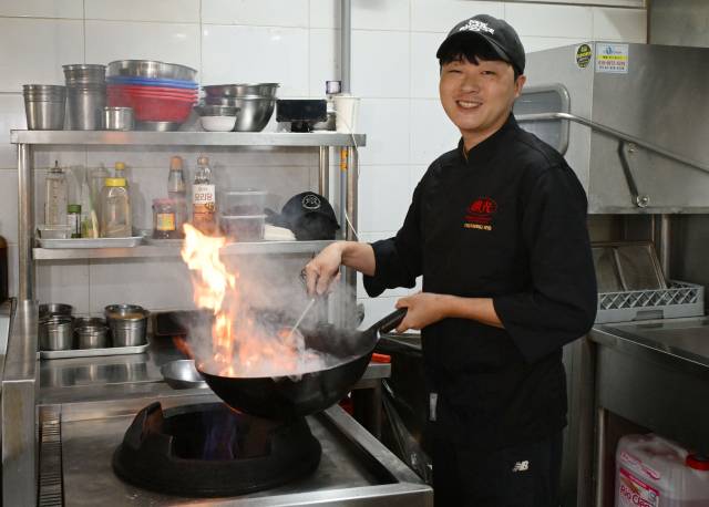 조광효 셰프가 22일 서울 송파구에 위치한 중식당 ‘조광201’의 주방에서 조리를 하고 있다. 성형주 기자