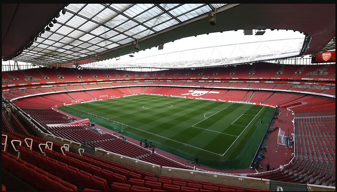 아틀레티코 마드리드는 22일(한국시간) 아스널과 2025~2026시즌 UCL 리그 페이즈&nbsp;원정경기를 앞두고 전날(21일) 아스널의 홈경기장&nbsp;에미레이츠 스타디움에서 훈련을 했다. 그러나 훈련을 마친 뒤 온수가 나오지 않아 씻지 못한 채 숙소로 돌아가는 해프닝을 겪었다. 사진은 에미레이츠 스타디움 전경