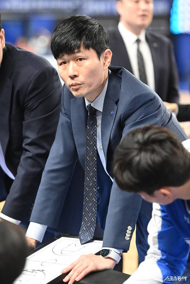 작전타임에 앞서 작전을 고심하고 있는 가스공사 강혁 감독. 사진제공｜KBL