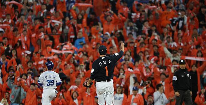 한화 문동주가 21일 플레이오프 3차전에서 삼성을 꺾은 뒤 한화팬의 뜨거운 응원 속에 주먹을 불끈 쥐고 있다.  연합뉴스