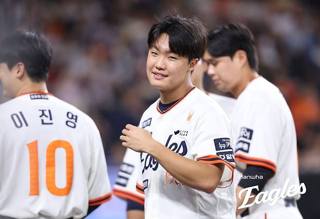 9월29일 대전 LG전 호투 뒤 동료들과 기뻐하는 정우주. 한화 이글스 제공