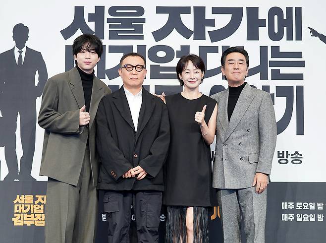 배우 차강윤(왼쪽부터), 조현탁 감독, 배우 명세빈, 류승룡이 22일 오후 서울 신도림 더 링크 호텔에서 열린 JTBC 새 주말극 ‘서울 자가에 대기업 다니는 김 부장 이야기’ 제작발표회에 참석해 포즈를 취하고 있다. 사진 JTBC