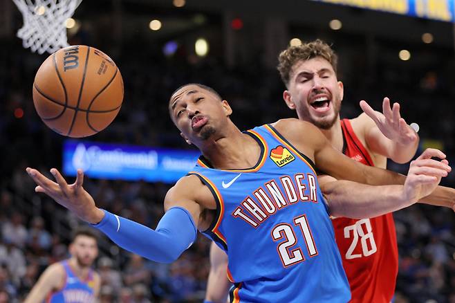 오클라호마시티의 애런 위긴스가 22일 미국 오클라호마주 오클라호마시티 페이컴 센터에서 열린 휴스턴과 2025~2026 미국프로농구 정규리그 개막전에서 리바운드를 잡으려하고 있다.     오클라호마시티 | AP연합뉴스