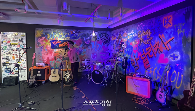 크라잉넛의 한경록이 22일 서울 마포구 KT&G 상상마당에서 열린 30주년 기획 프로젝트 전시 ‘말달리자’ 전시장에서 설명을 이어가고 있다. 사진|김원희 기자