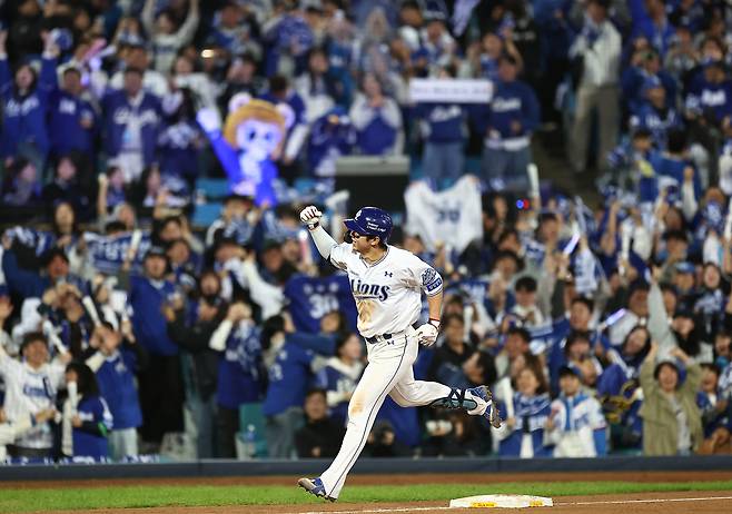 22일 대구삼성라이온즈파크에서 열린 2025 KBO 포스트시즌 플레이오프 한화 이글스 대 삼성 라이온즈 4차전. 7회 말 1사 1,2루 때 삼성 김영웅이 3점 홈런을 친 후 그라운드를 달리고 있다. 2025.10.22 연합뉴스