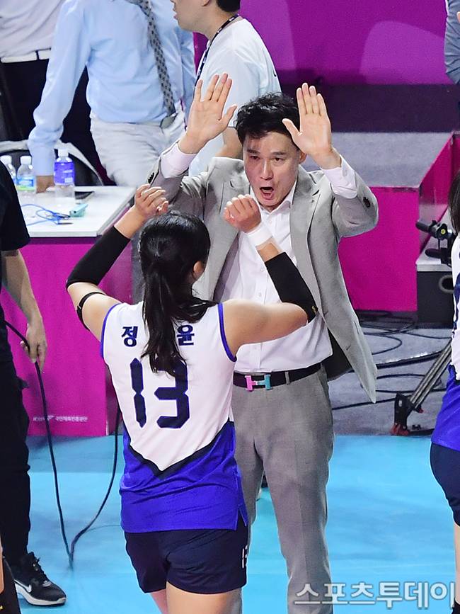 강성형 감독-정지윤 / 사진=권광일 기자