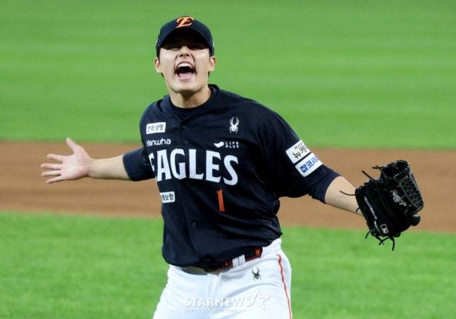 한화 문동주가 21일 2025 KBO 포스트시즌 플레이오프 3차전에서 포효하고 있다. /사진=김진경 대기자