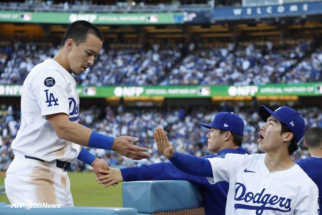 지난 17일 밀워키전에서 토미 에드먼(왼쪽)과 하이파이브를 하고 있는 김혜성(오른쪽). /AFPBBNews=뉴스1