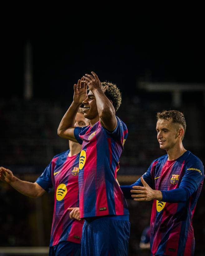 라민 야말(가운데)이 22일(한국시간) 스페인 바르셀로나의 에스타디 올림피크 루이스 콤파냐스에서 열린 2025~2026시즌 유럽축구연맹(UEFA) 챔피언스리그(UCL) 리그 페이즈 3차전 경기 중 득점 후 세리머니하고 있다. /사진=FC바르셀로나 공식 사회관계망서비스(SNS)