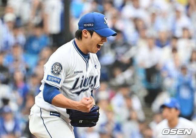 삼성 원태인이 7일 대구 삼성 라이온즈 파크에서 열린 2025 KBO 와일드카드 결정전 2차전에서 6회초를 틀어막은 후 포효하고 있다.