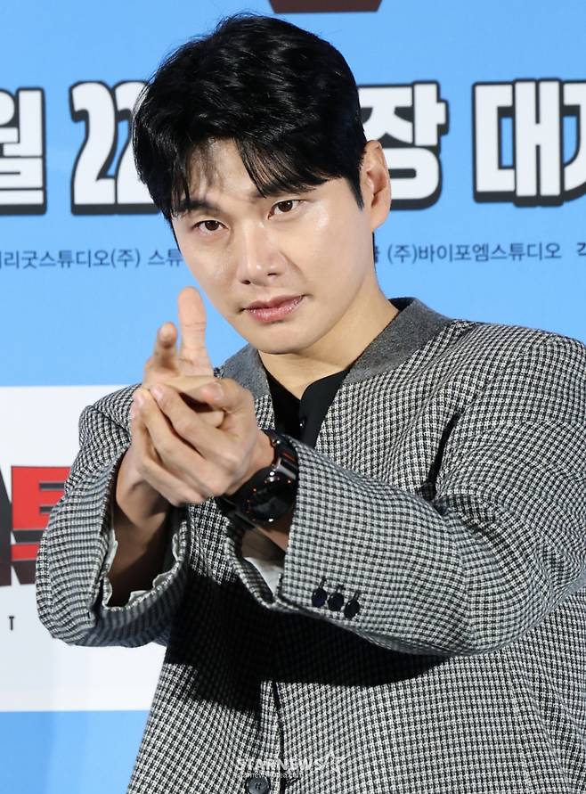 (서울=뉴스1) 권현진 기자 = 배우 이이경이 27일 서울 용산구 CGV 용산점에서 열린 영화 '히트맨2' 제작보고회에 참석해 포즈를 취하고 있다. '히트맨2'는 대히트 흥행 작가에서 순식간에 '뇌절작가'로 전락한 '준'(권상우 분)이 야심차게 선보인 신작 웹툰을 모방한 테러가 발생하고, 하루아침에 범인으로 몰리면서 벌어지는 코믹 액션 영화이다. 2024.12.27/뉴스1 Copyright (C) 뉴스1. All rights reserved. 무단 전재 및 재배포, AI학습 이용 금지. /사진=(서울=뉴스1) 권현진 기자
