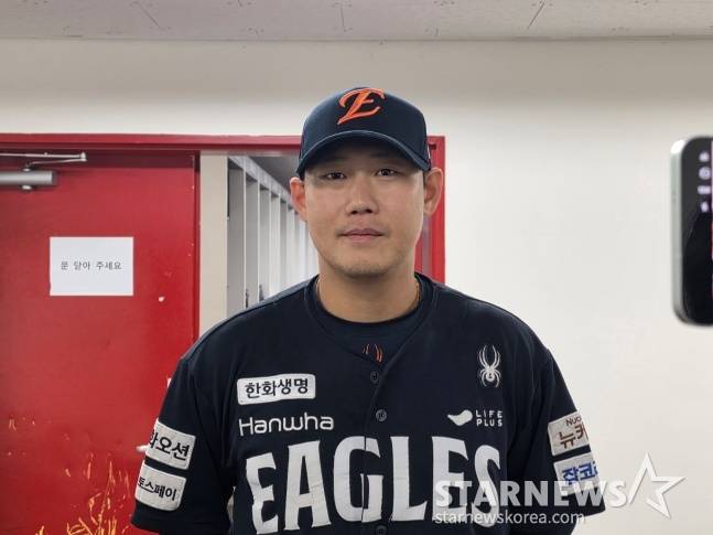 한화 하주석이 21일 대구삼성라이온즈파크에서 열린 2025 KBO 포스트시즌 플레이오프 3차전에서 삼성에 5-4 승리를 거둔 뒤 취재진과 인터뷰에 응했다. /사진=김동윤 기자