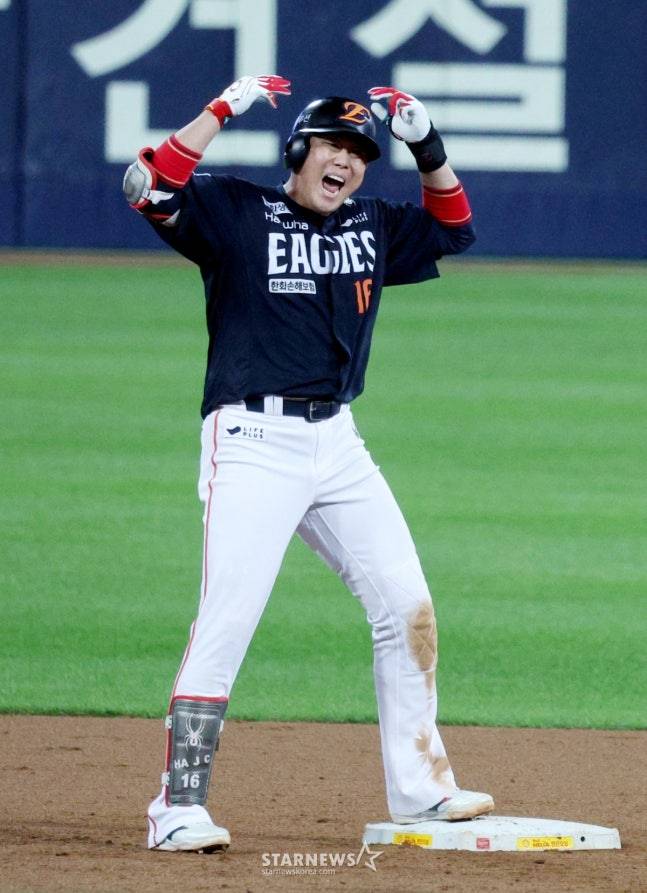 2025 KBO리그 플레이오프 3차전 삼성 라이온즈 한화 이글스전이 21일 대구 삼성라이온즈파크에서 열렸다. 한화 하주석이 2회초 1사에서 내야안타로 출루한 후 환호하고 있다. /사진=김진경 대기자
