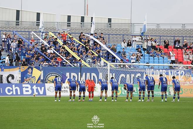 서포터스에게 인사하고 있는 충남아산FC 선수들. /사진=충남아산FC 제공