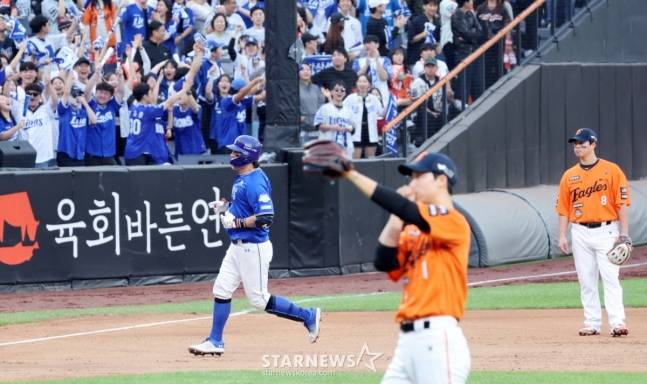 한화 엄상백(가운데)이 지난 19일 대전한화생명볼파크에서 열린 2025 KBO 포스트시즌 플레이오프 2차전 9회초 2사 1루에서 삼성 강민호(왼쪽)에게 투런 홈런을 맞고 아쉬워하고 있다. /사진=강영조 선임기자