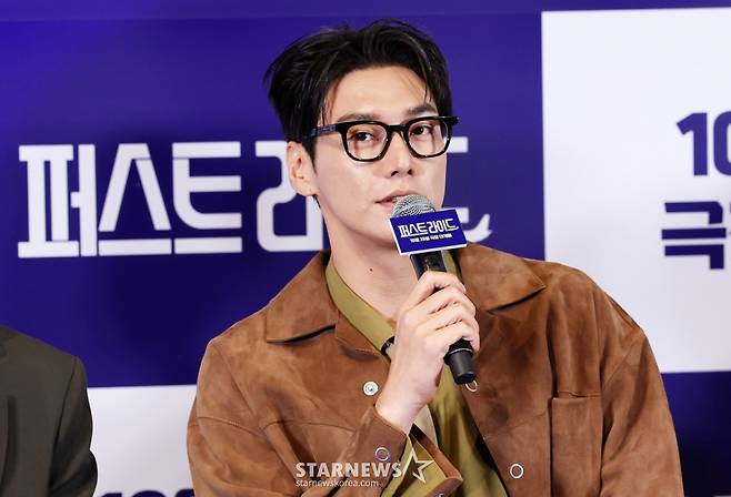 배우 김영광이 22일 서울 용산구 CGV 아이파크몰에서 진행된 영화 '퍼스트라이드(남대중 감독)' 언론시사회 및 기자간담회에 참석해 질의응답을 하고 있다. /2025.10.22 /사진=김휘선 hwijpg@