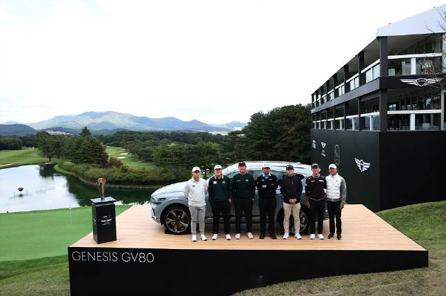 우승자 상품인 제네시스 GV80이 전시된 공간 앞에서 기념촬영을 하는 선수들. /사진=KPGA 투어 제공