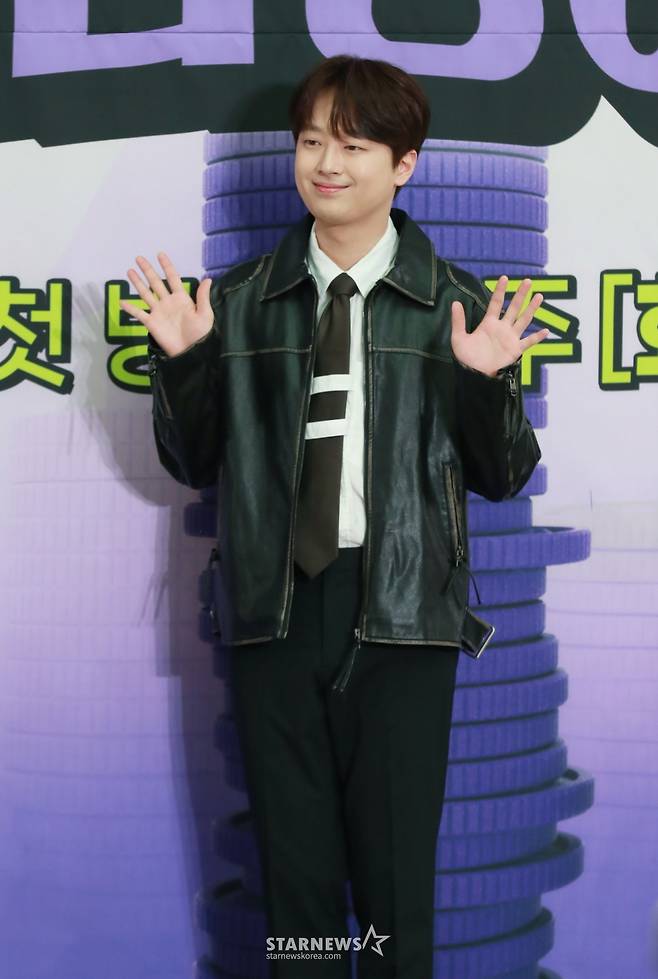 가수 이찬원이 21일 오전 서울 여의도 KBS에서 진행된 2TV 예능 '하이엔드 소금쟁이' 제작발표회에 참석해 포즈를 취하고 있다.  연예계의 소문난 '짠테크' 고수인 MC 4인방과 경제 전문가 김경필이 소비생활 솔루션을 원하는 시청자들의 소비로그를 살펴보고 스마트한 소비 노하우와 솔루션을 제공하는 전 국민 부자 메이커 프로젝트 '하이엔드 소금쟁이'는 오늘(21일) 첫 방송된다. /2024.05.21 /사진=이동훈