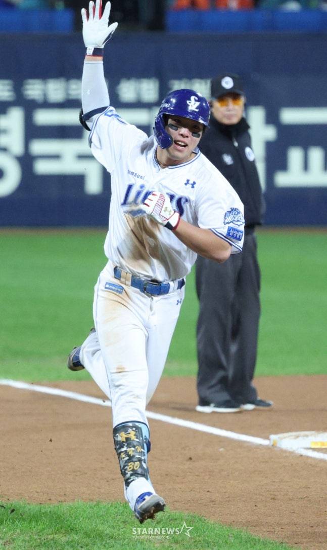 2025 KBO리그 플레이오프 4차전 삼성 라이온즈 대 한화 이글스전이 22일 대구 삼성라이온즈파크에서 열렸다.  삼성 김영웅이 6회말 1사 1,3루에서 3점 홈런을 날리고 홈인하고 있다. /사진=김진경 대기자