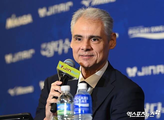 레오나르도 아폰소 감독이 이끄는 KB손해보험이 22일 천안 유관순체육관에서 열리는 2025-2026 V리그 첫 경기에서 현대캐피탈을 상대로 승리를 노린다. 사진 엑스포츠뉴스 DB