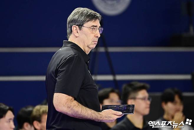 필립 블랑 감독이 이끄는 현대캐피탈이 22일 천안 유관순체육관에서 B손해보험과의 진에어 2025-2026 V리그 1라운드 첫 경기 승리를 노린다. 사진 엑스포츠뉴스 DB