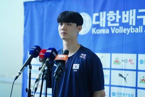 남자배구 국가대표팀에 차출돼 인터뷰하는 이우진 [연합뉴스 자료 사진]