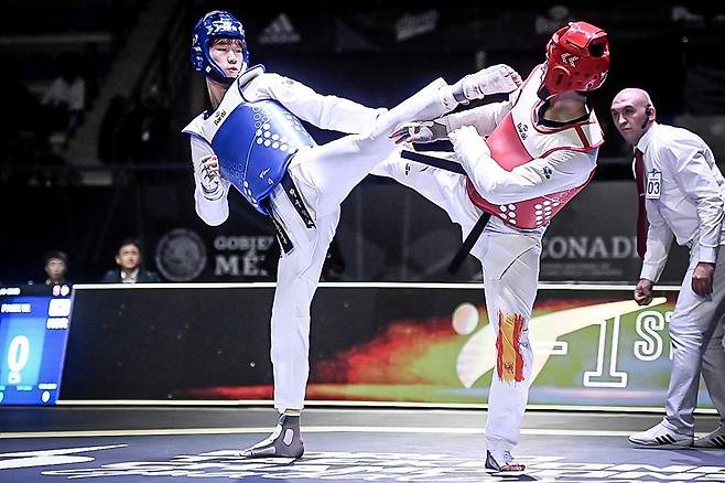 박우혁, 세계선수권 80㎏급서 금메달 (서울=연합뉴스) 한국 태권도 중량급 기대주 박우혁(22·한국체대)이 15일(한국시간) 멕시코 과달라하라의 센트로 아쿠아티코에서 열린 2022 세계태권도연맹(WT) 세계선수권대회 첫날 남자 80㎏급 결승에서 욘 신타도 아르테체(스페인)를 라운드 점수 2-0(2-0 8-4)으로 꺾고 금메달을 목에 걸었다. 사진은 박주혁(왼쪽)의 남자 80㎏급 결승 결기 장면. 2022.11.15 [세계태권도연맹 제공. 재판매 및 DB 금지] photo@yna.co.kr