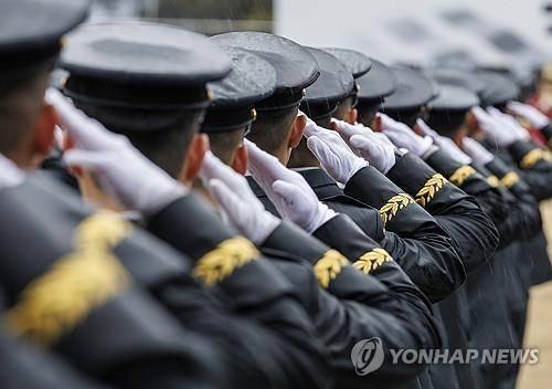 위국헌신 군인의 길 다짐     (영천=연합뉴스) 29일 오후 경북 영천시 육군3사관학교에서 열린 제59기 졸업 및 임관식에서 졸업 생도들이 경례하고 있다. 2024.2.29