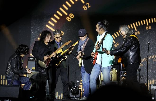 G4와 협연하는 한대수(왼쪽부터 김도균, 손무현, 김목경, 김도균, 한대수) [원춘호 사진작가 제공. 재판매 및 DB 금지]