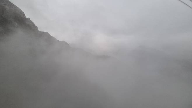 운해에 가로막힌 설악산 풍경 [촬영 류호준]