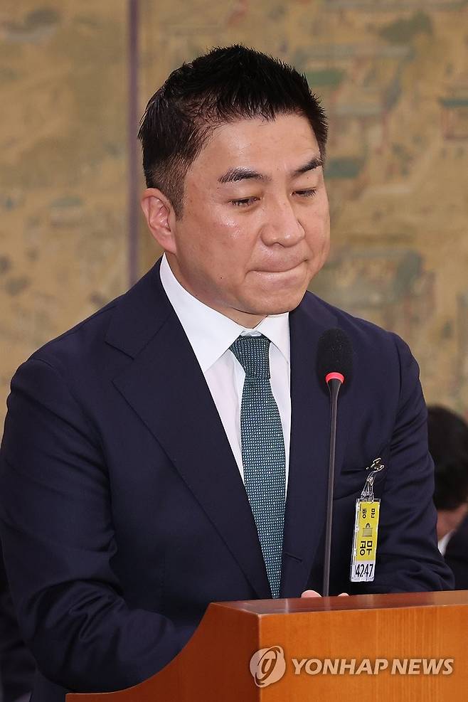 '김건희 근정전 용상 착석' 의혹 답변하는 정용석 사장 (서울=연합뉴스) 김주성 기자 = 정용석 국립박물관문화재단 사장이 22일 서울 여의도 국회에서 열린 문화체육관광위원회의 국립중앙박물관, 국립중앙도서관 등에 대한 국정감사에서 김건희 여사의 경복궁 근정전 용상 착석 의혹과 관련한 질의를 듣고 있다. 2025.10.22 utzza@yna.co.kr