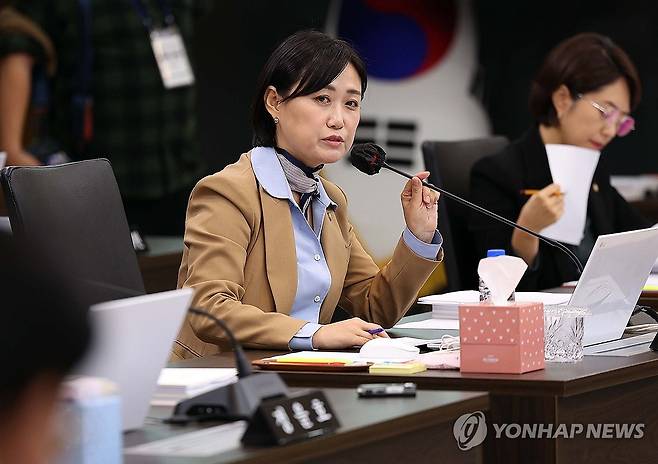 질의하는 백승아 의원 (대구=연합뉴스) 김현태 기자 = 대구시교육청에서 22일 열린 국회 교육위원회의 국정감사에서 더불어민주당 백승아 의원이 질의하고 있다. 2025.10.22 mtkht@yna.co.kr