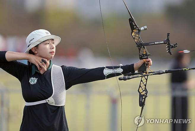 양궁 임시현 전국체전 집중 (진주=연합뉴스) 김동민 기자 = 16일 경남 진주 공군교육사령부 연병장에서 열린 '제105회 전국체육대회(전국체전)' 양궁 여자 대학부 개인전 결승 임시현(한국체대)과 오예진(광주여대)의 경기. 임시현이 집중하고 있다. 2024.10.16 image@yna.co.kr