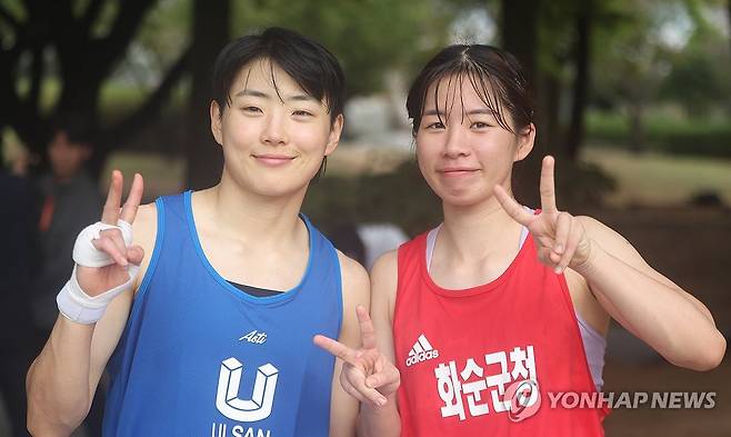 한국 여자 복싱 희망, 오연지와 임애지 (김해=연합뉴스) 김동민 기자 = 15일 경남 김해학생체육관에서 열린 제105회 전국체육대회(전국체전) 복싱 여자일반부 라이트급 임애지(전남·홍)와 오연지(울산·청)가 경기 종료 후 인터뷰하며 밝은 표정을 짓고 있다. 2024.10.15 image@yna.co.kr