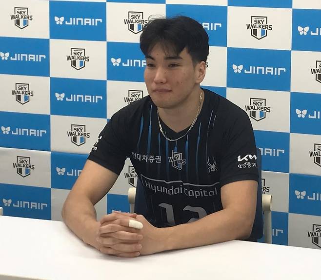 인터뷰하는 바야르사이한 [촬영 이동칠]