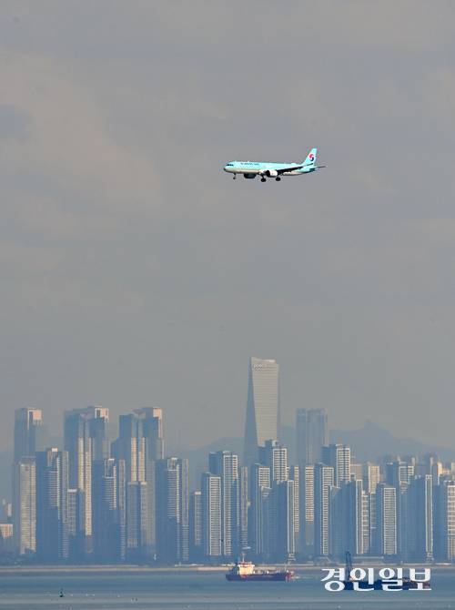 23일 오후 인천시 중구 무의도에서 항공기가 송도국제도시를 배경으로 인천공항에 착륙하고 있다. 2025.10.23 /조재현기자 jhc@kyeongin.com