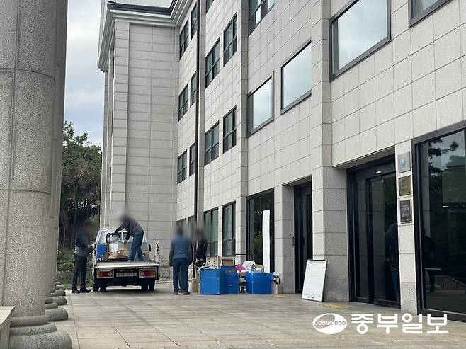 22일 오산대학교 본관앞에서 서류를 담은 박스를 트럭에 옮겨담고 있다. 김이래기자