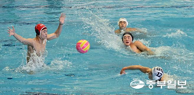 23일 오후 부산시 동래구 부산사직종합운동장실내수영장에서 열린 제106회 전국체육대회 수구 남자일반부 결승 경기에서 경기도청 박도현(번호 12번) 선수가 강력한 슛을 날리고 있다. 부산=김경민기자