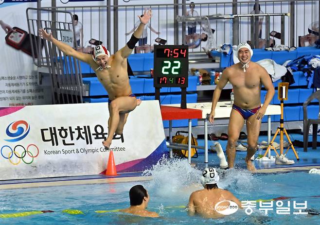 23일 오후 부산시 동래구 부산사직종합운동장실내수영장에서 열린 제106회 전국체육대회 수구 남자일반부 결승 경기에서 경기도청 선수들이 한국체육대학교를 상대로 스코어 17-13으로 역전승을 거두며 금메달을 차지하고 기뻐하며 입수하고 있다. 부산=김경민기자