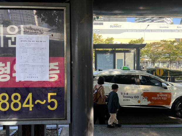 광주 택시요금 인상 첫날인 22일 서구 광주종합버스터미널 택시 승강장에서 승객들이 택시에 오르고 있다.