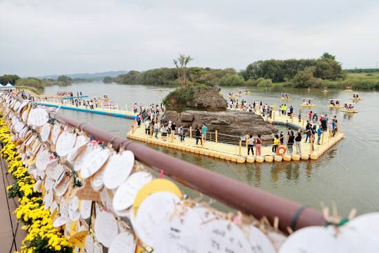 남강 솥바위(부자바위) 찾은 관광객들