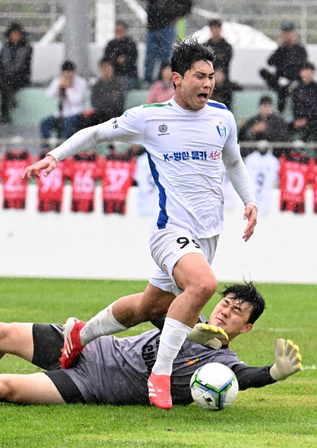 22일 부산광역시 기장월드컵빌리지에서 열린 ‘제106회 전국체육대회‘ 축구 남자일반부 결승 창원FC와 서울중랑축구단의 경기에서 창원FC 하재현 선수가 드리블 돌파를 시도하고 있다./성승건 기자/