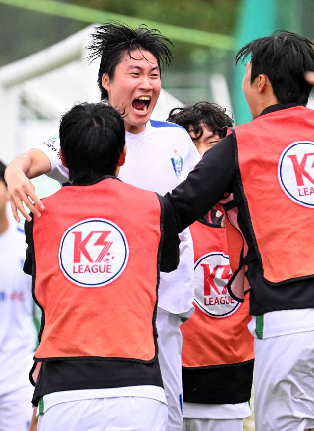 22일 부산광역시 기장월드컵빌리지에서 열린 ‘제106회 전국체육대회‘ 축구 남자일반부 결승 창원FC와 서울중랑축구단의 경기에서 추가골을 선공시킨 창원FC 김규환(가운데) 선수가 동료들과 기쁨을 나누고 있다./성승건 기자/