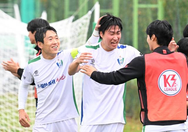 22일 부산광역시 기장월드컵빌리지에서 열린 ‘제106회 전국체육대회‘ 축구 남자일반부 결승 창원FC와 서울중랑축구단의 경기에서 추가골을 선공시킨 창원FC 김규환(가운데) 선수가 동료들과 기쁨을 나누고 있다./성승건 기자/