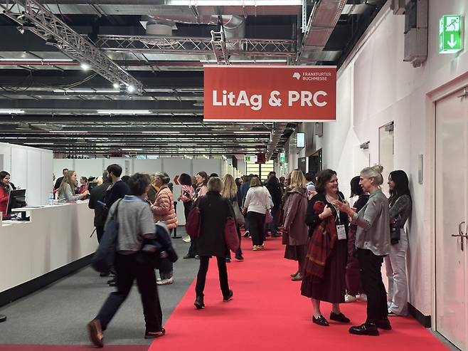 전시장 6관 3층은 층 전체가 출판인들의 비즈니스를 위한 문학 에이전트·스카우트 센터(LitAg)와 출판권 거래 센터(PRC)로 꾸려졌다.